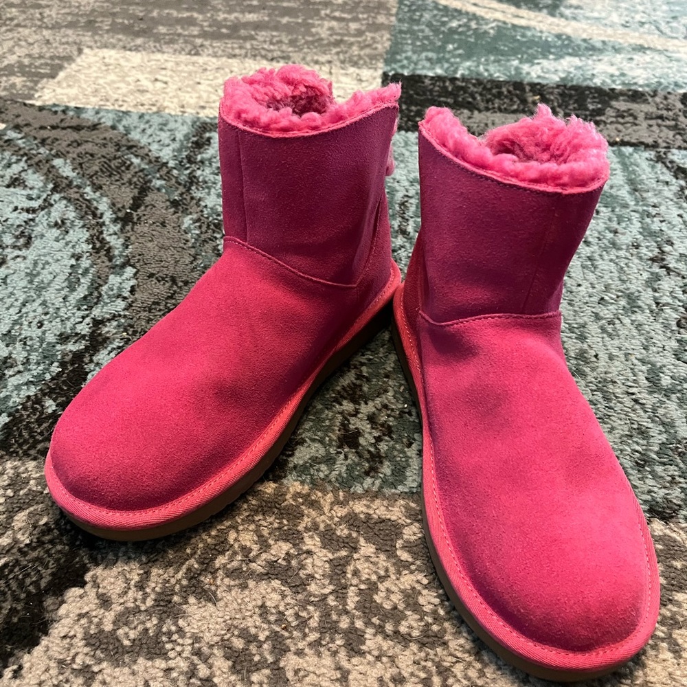 New Koolaburra by Ugg. Magenta Size 4